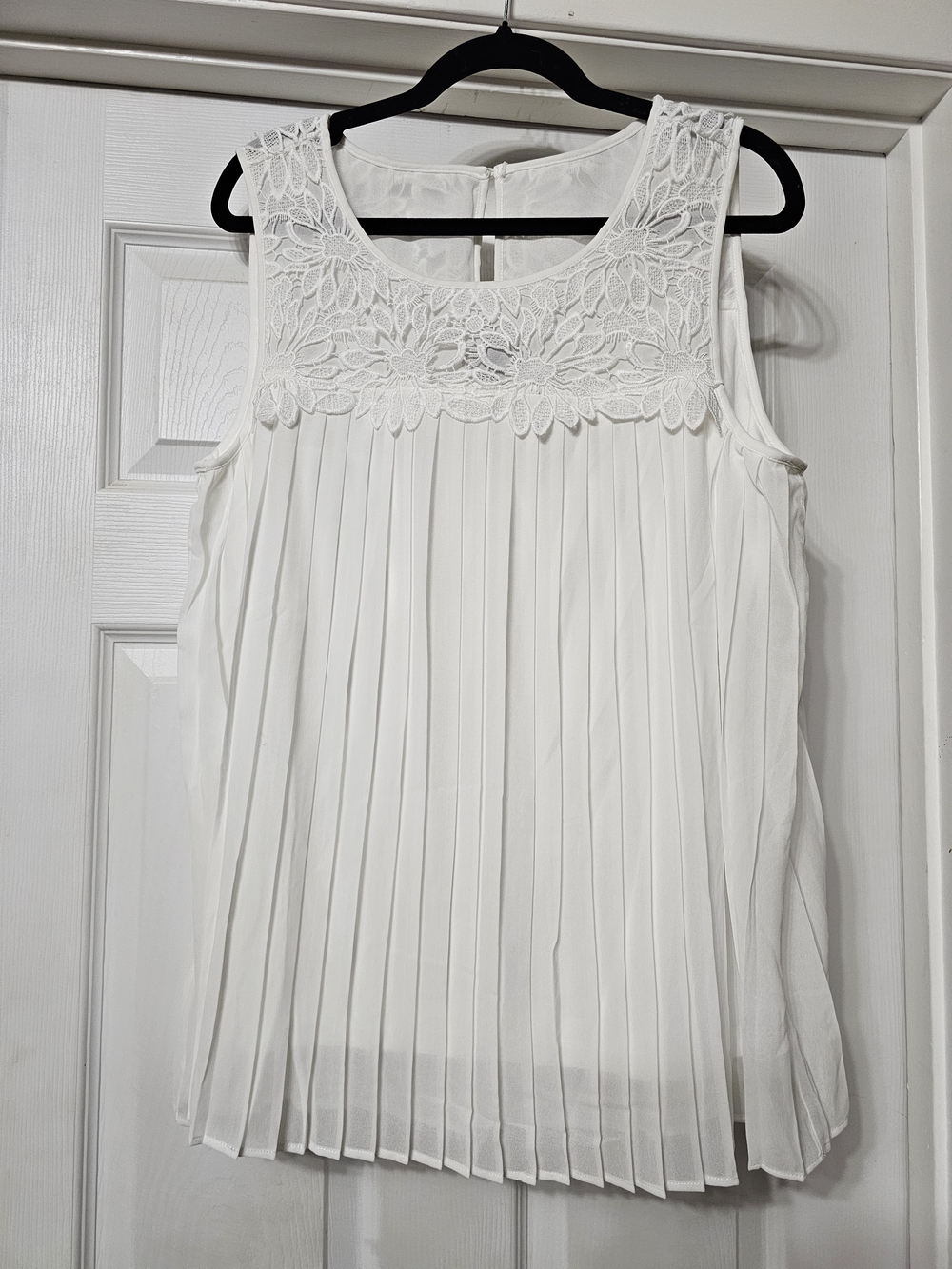 Nina Leonard White Sleeveless Pleated Lace Yoke Blouse NWOT